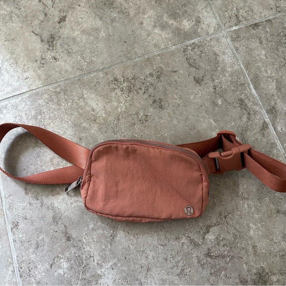 SOLD Lululemon everywhere belt bag pink - Picture 2 of 5